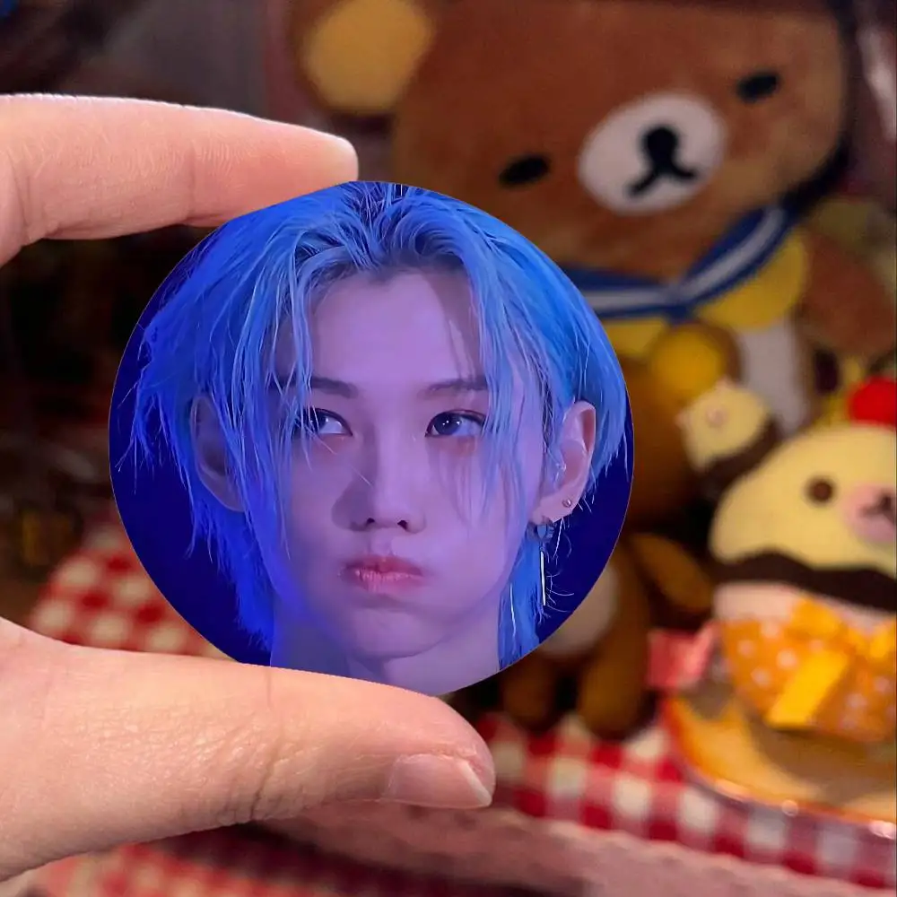 الكورية الذكور المعبود F-FelixS شارات زر PinsBrooch الإبداعية مضحك يقتبس شارة الملابس على ظهره مجوهرات هدية للأطفال الأصدقاء