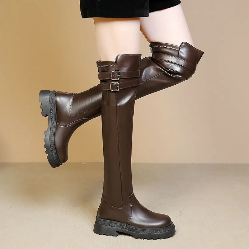 أحذية نسائية فوق الركبة لراكبي الدراجات النارية 2025 منصة جديدة نعل سميك قابل للتمدد مقاس كبير أحذية بمقدمة مستديرة وكعب منخفض للدراجات النارية