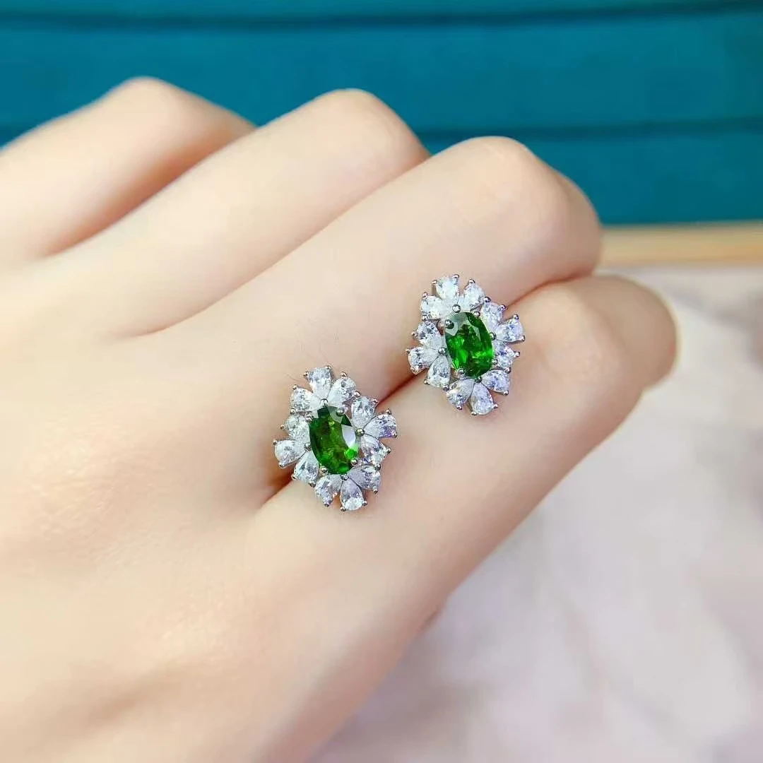 925 أقراط فضية أقراط ديوبسيدي الطبيعية 4 مللي متر * 6 مللي متر VVS الصف مجوهرات ديوبسيدي حقيقية للارتداء اليومي