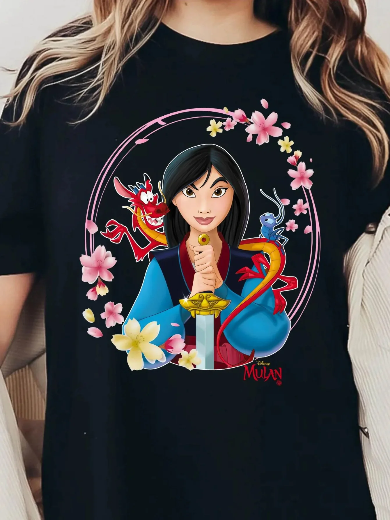تي شيرت Mulan Princess Warrior Pattern - تصميم زهر الكرز والتنين الملون، رقبة دائرية ناعمة، قابلة للغسل في الغسالة