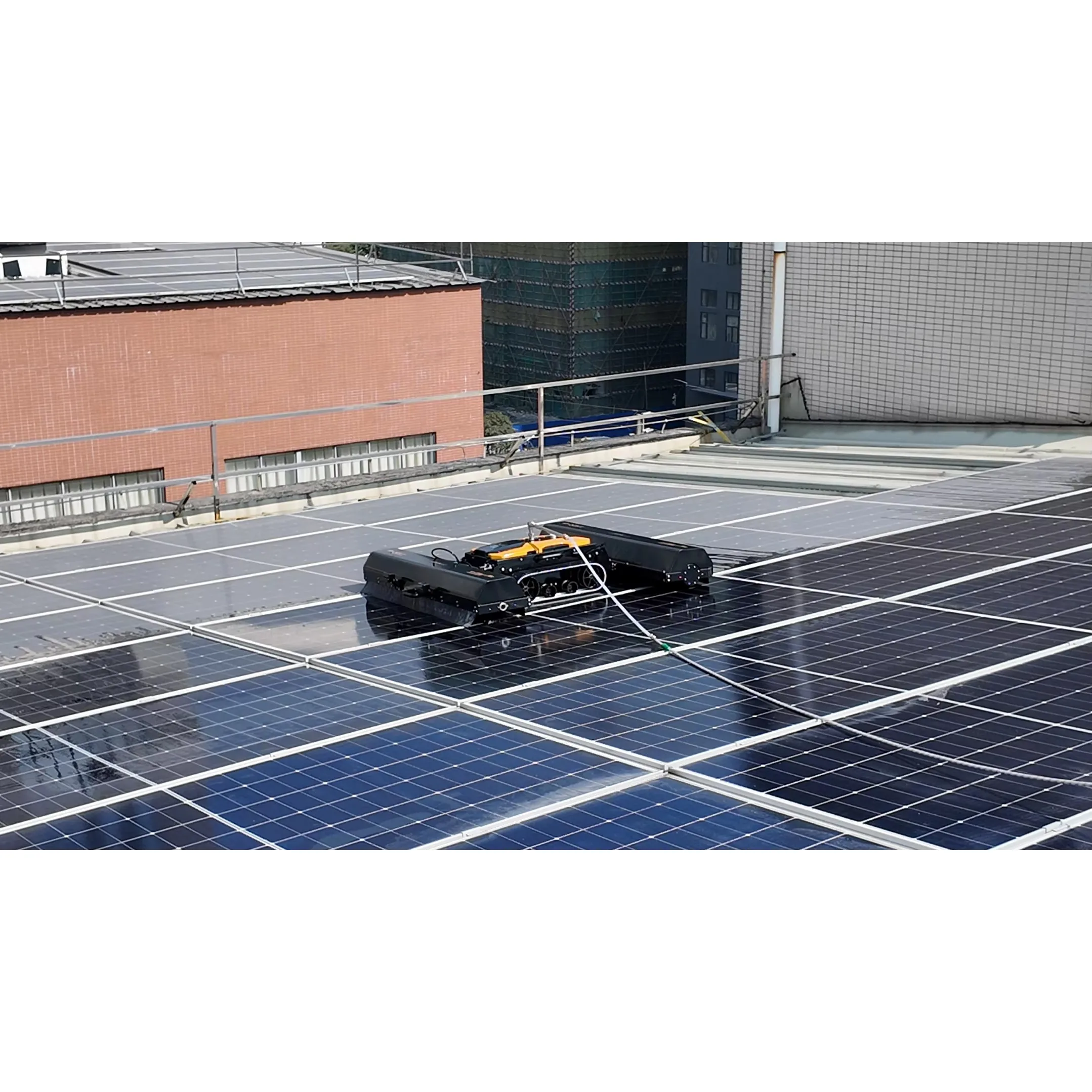 Hot Sale Crawler Solar Panel Cleaning Robot, Wireless Remote Control, Wet Dry Dual Use High Efficiency PV Cleaning Equipment