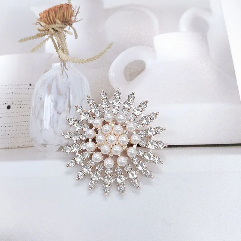 

Fashionable and elegant round rhinestone brooch, high-end touch, pearl snowflake coat brooch