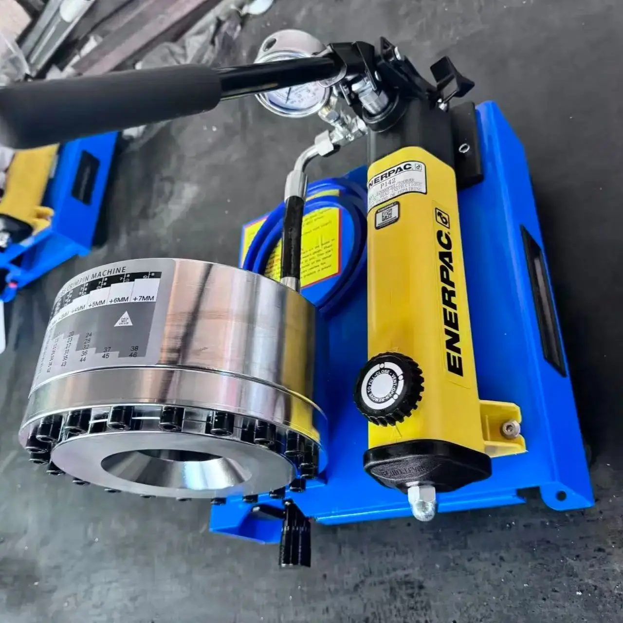 ماكينة تجعيد الخراطيم الهيدروليكية المحمولة مقاس 1 بوصة مع 8 مجموعات من القوالب بحالة جديدة