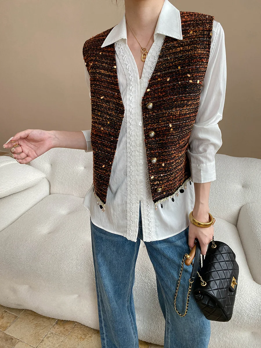 

Экзотический шерстяной небольшой жилет в ароматом стиле с кисточками и пайетками в грубом цветочном стиле