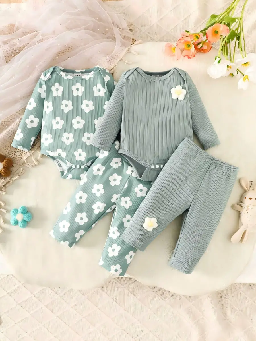 Grünes Set aus langärmligem Strampler mit Rundhalsausschnitt und kleinem Blumenmuster sowie einer langärmligen Stramplerhose mit süßem Blumenmuster für Babys. – Detail 2
