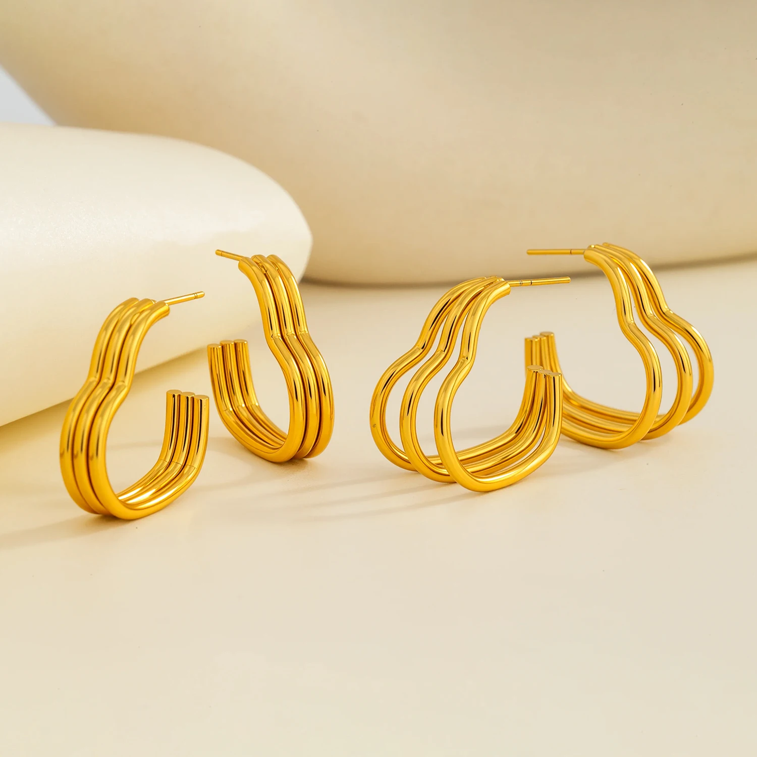 أقراط على شكل قلب للنساء - ستانلس ستيل مطلي بالذهب عيار 18 قيراط مضاد للحساسية - أقراط كلاسيكية بسيطة باللون الذهبي هدية