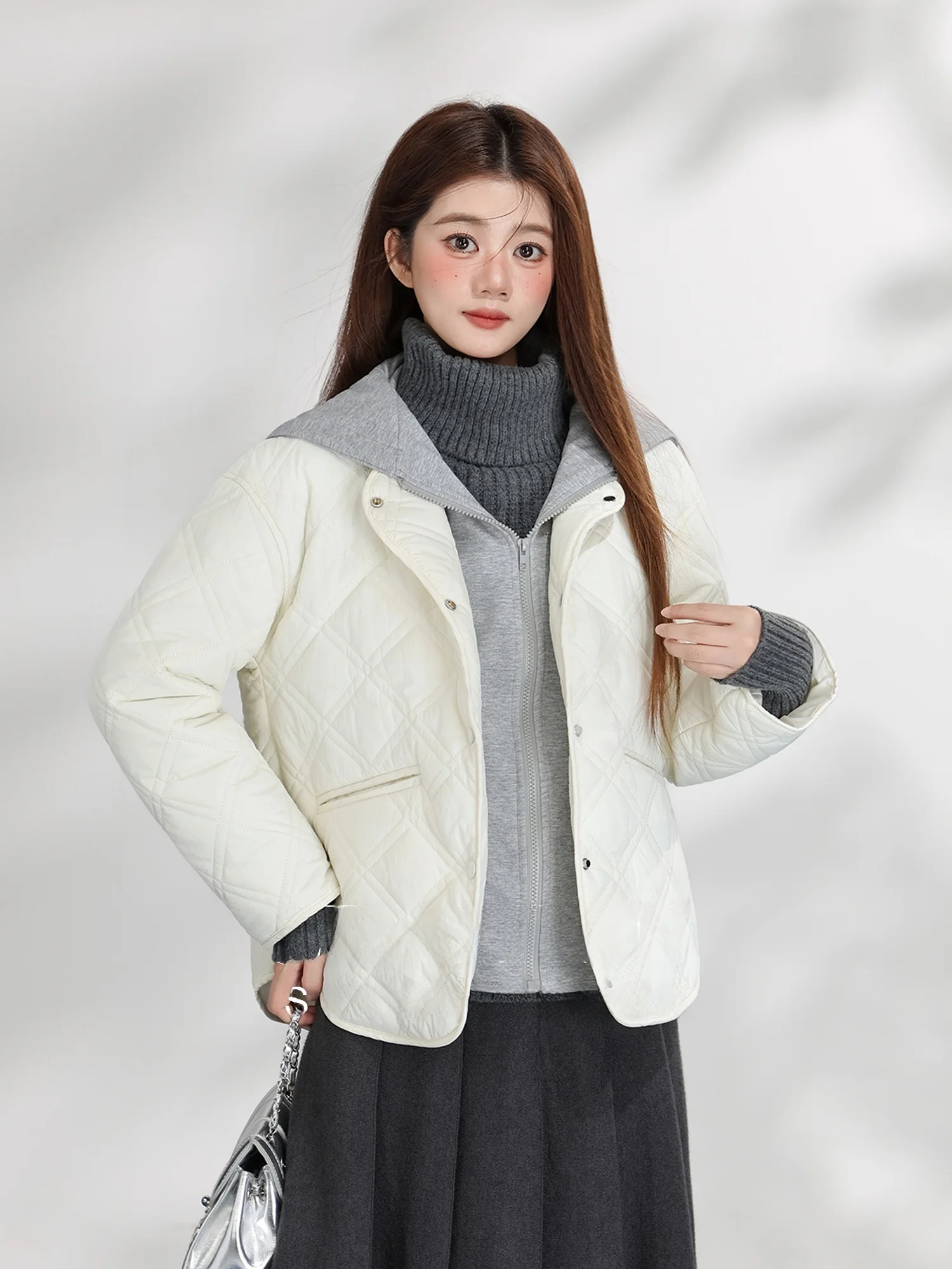 

Легкая хлопковая стеганая куртка для женщин, новая зимняя модель с нашивками, хлопковое пальто с капюшоном, тонкая стеганая верхняя одежда прямого кроя