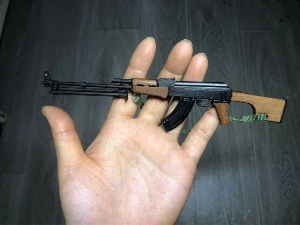 ขายร้อน 1/6th WWII Series Mini ของเล่นอาวุธรุ่นโซเวียต RPK ไม้โลหะวัสดุไม่จริงไม่สามารถยิงสําหรับตัวเลขสะสม