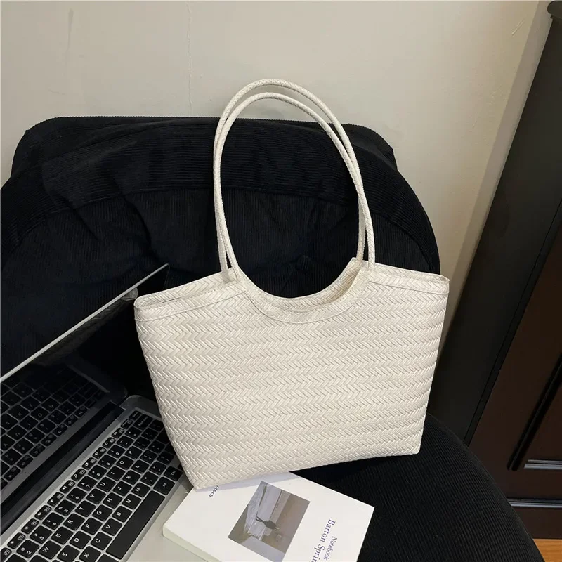 Modische Handtasche für Damen, strukturiertes Gewebe, glänzende Oberfläche, geräumiges PU-Material, verschleißfest, Reißverschluss, Komfortgurt – Detail 10