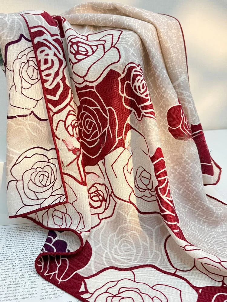 エレガントなイタリアンスタイルのシルクウールスカーフ、女性用、新年の雰囲気、赤色、小さめパシュミナ、スタイリッシュなローズデザイン