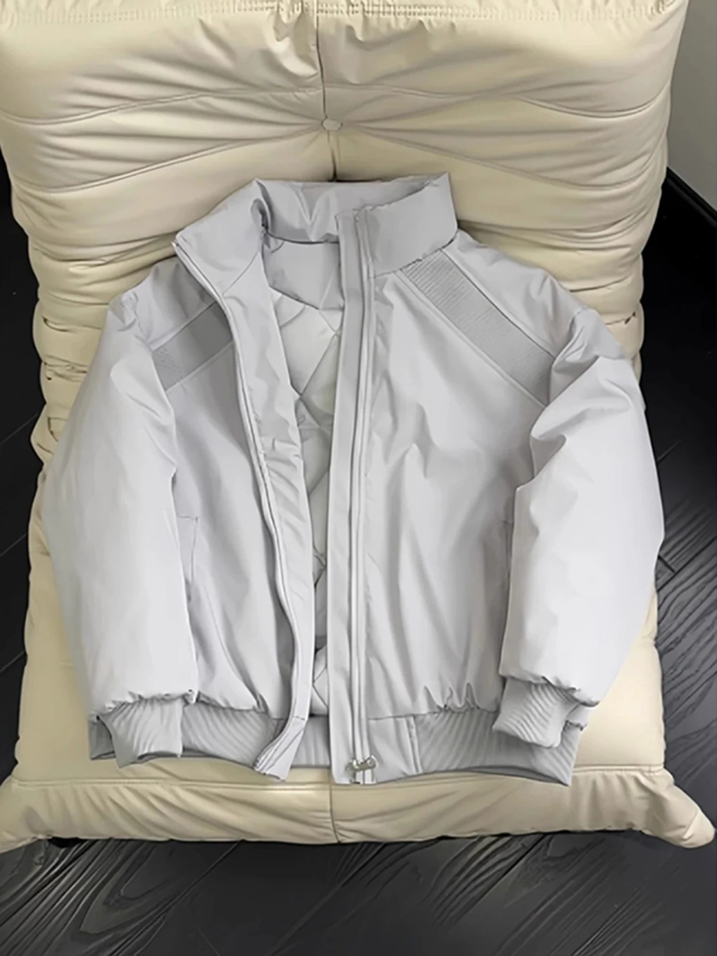 

Мужская зимняя куртка American Sle из утолщенного хлопка с деконструированным воротником-стойкой, свободного кроя, с наплечниками, из полиэфирного волокна