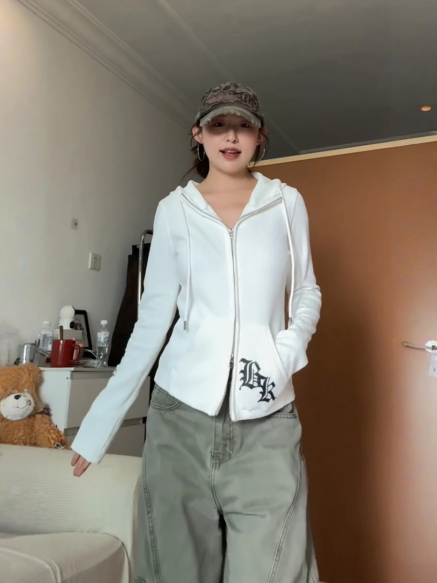 

Ретро-кардиган на молнии с капюшоном в американском стиле для женщин, ранняя осень, с буквенным принтом, универсальный топ для создания образа в стиле «сладкая и дерзкая девушка», стройнящий силуэт.