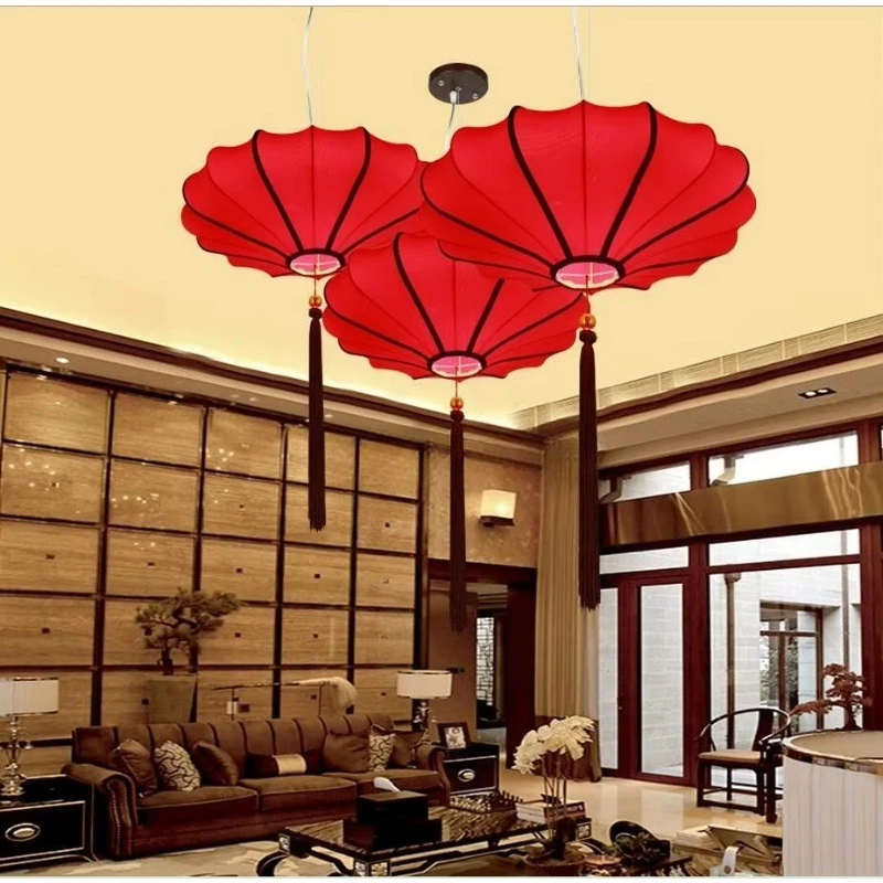 吊り下げられた照明付きの布製ランタン