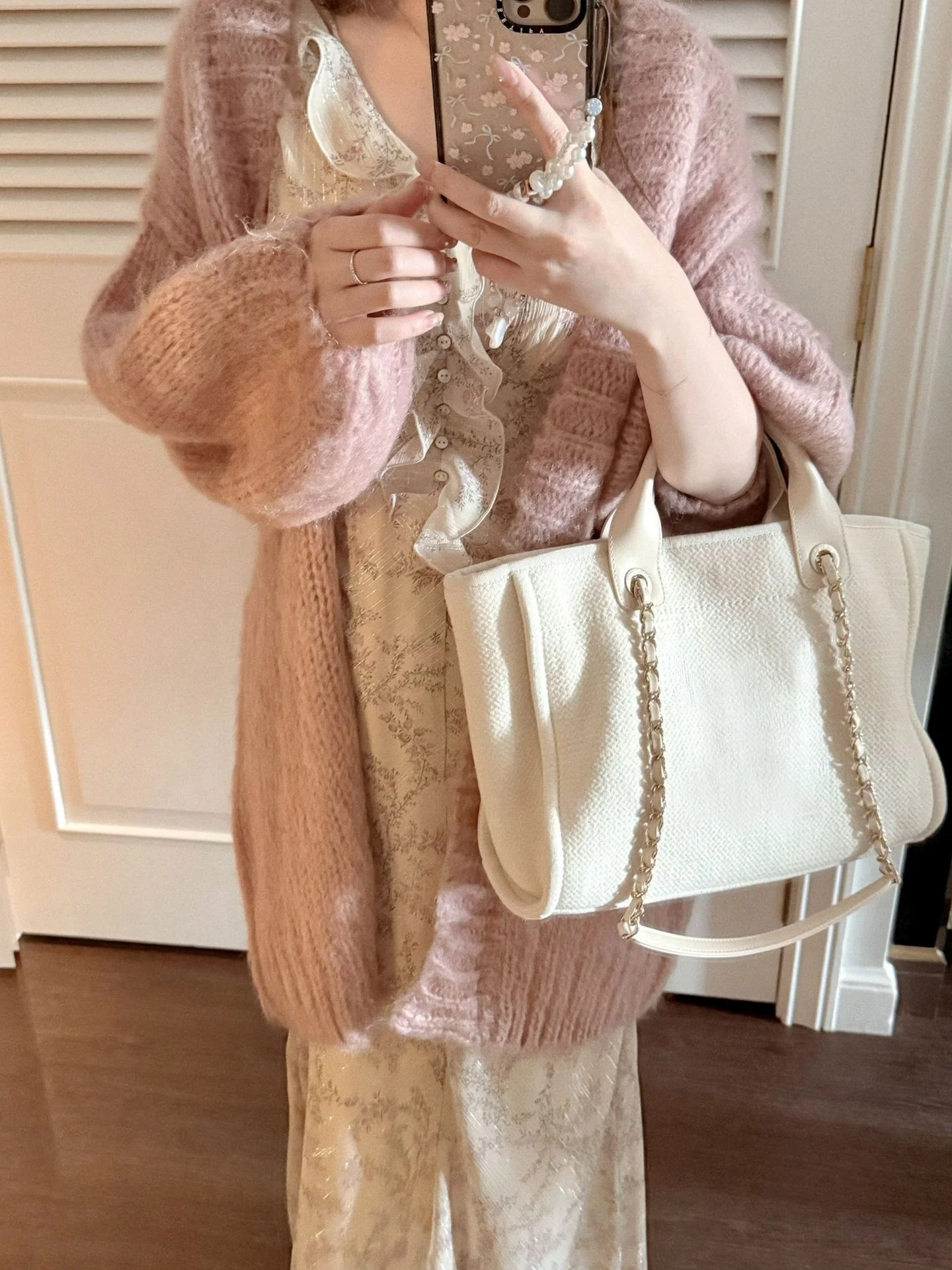 

Chic Early Spring Knitted Cardigan Women's Soft Style Atmosphere Sensation Fluffy Warm V-Neck Long Sleeve Polyester Fiber