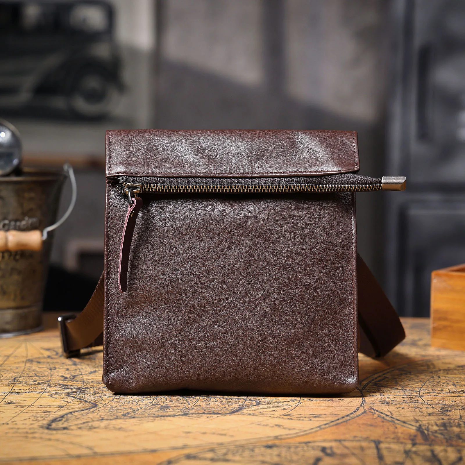 Echte Leder-Umhängetasche für Herren, Modische Brusttasche aus Rindsleder, Pflanzlich gegerbtes Leder, Unisex – Detail 18