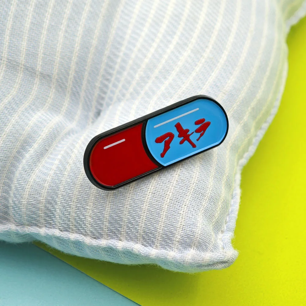 Akira Kapsel-Pillen Emaille-Pin Gut für die Gesundheit Schlecht für die Bildung Anime-Broschen Rot Blau Medizinische Anstecknadeln Geschenk für Punk-Fans – Detail 7