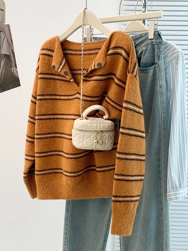 Sweter-płaszcz damski w paski, luźny krój, długi sweter, bluzka z otwartym kołnierzem, baza pod spódnicę, jesień, moda.