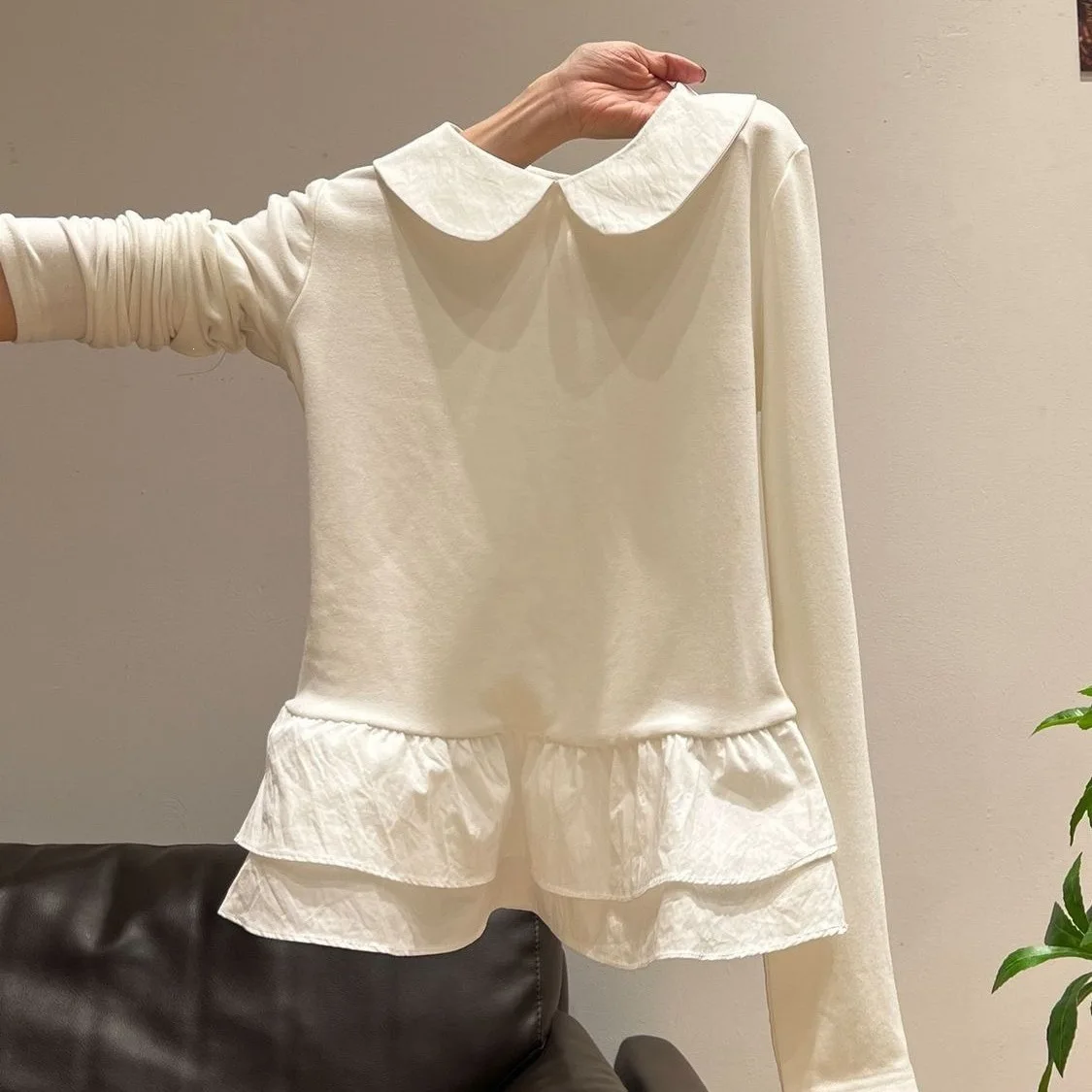 Camiseta para niñas, de color blanco, con dobladillo en capas, cuello tipo muñeca, manga larga, estilo primaveral y otoñal, camiseta básica, prenda de moda y versátil.