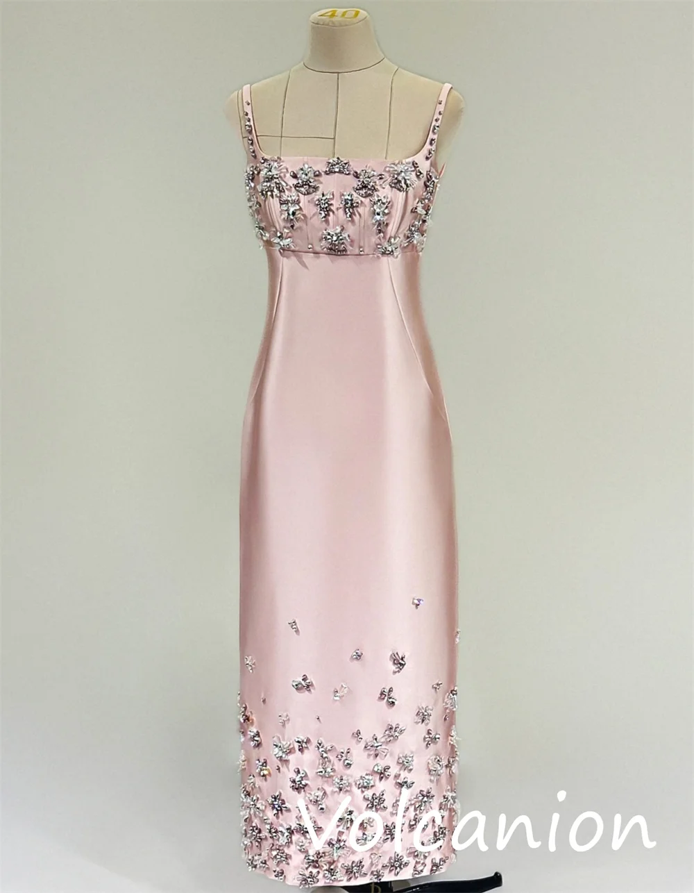 Abiti lunghi personalizzati in stile cinese Charmeuse con paillettes a trapezio con scollo quadrato Occasioni su misura squisite