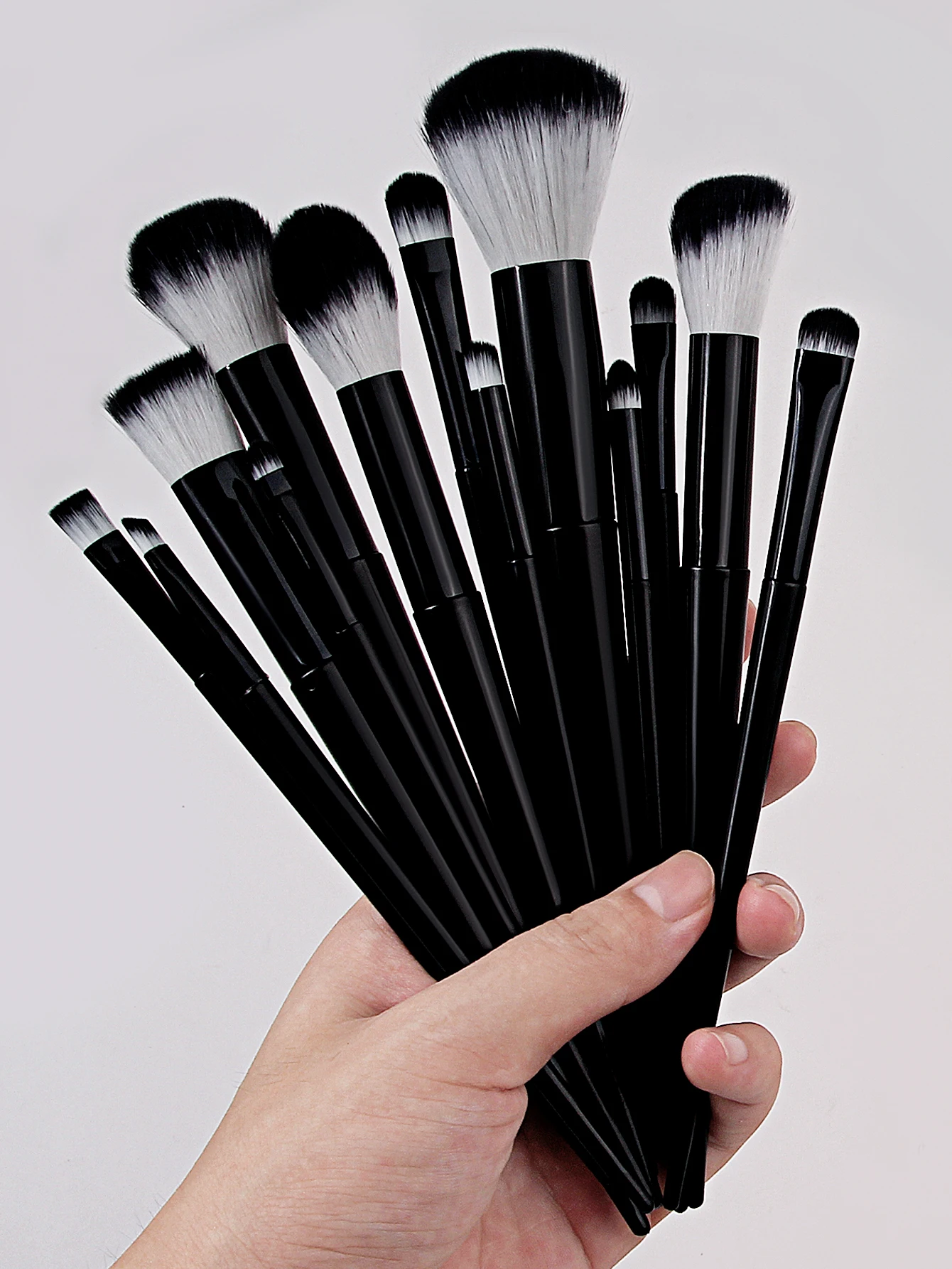 19 STKS Professionele setcombinatie: 13 multifunctionele make-upborstelset + 6 zachte en niet-plakkerige spons-eieren/poederwolken