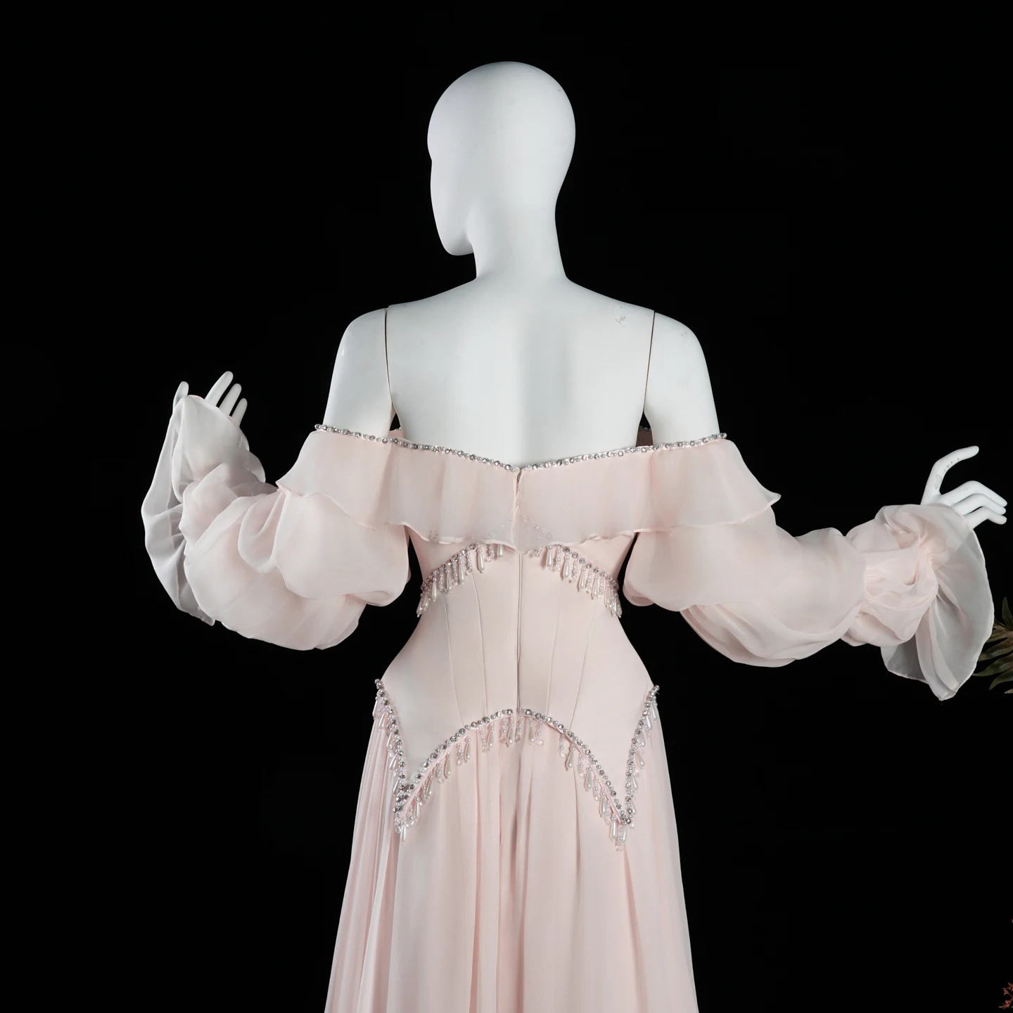 Sharon Said Luxuriöses Perlenrosa Abendkleid, schulterfrei, mit Rüschen, langen Ärmeln, Quasten, Chiffon, A-Linie, formelles Partykleid SS412, maßgeschneidert – Detail 13
