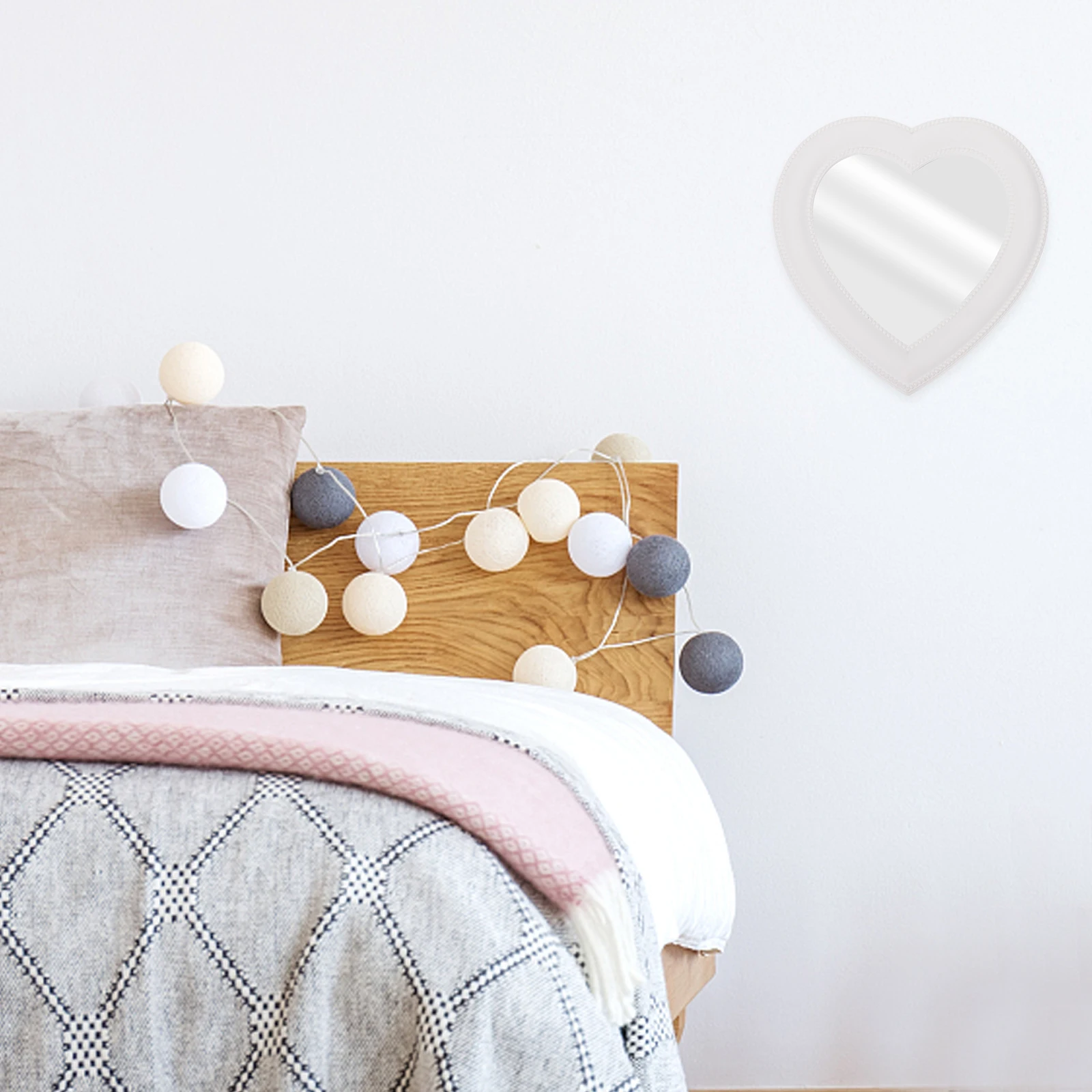 

Heart-Shaped Mirror High-Definition Smooth Surface Wall Desktop Dual Use Creative Design Elegant Dresser Decor