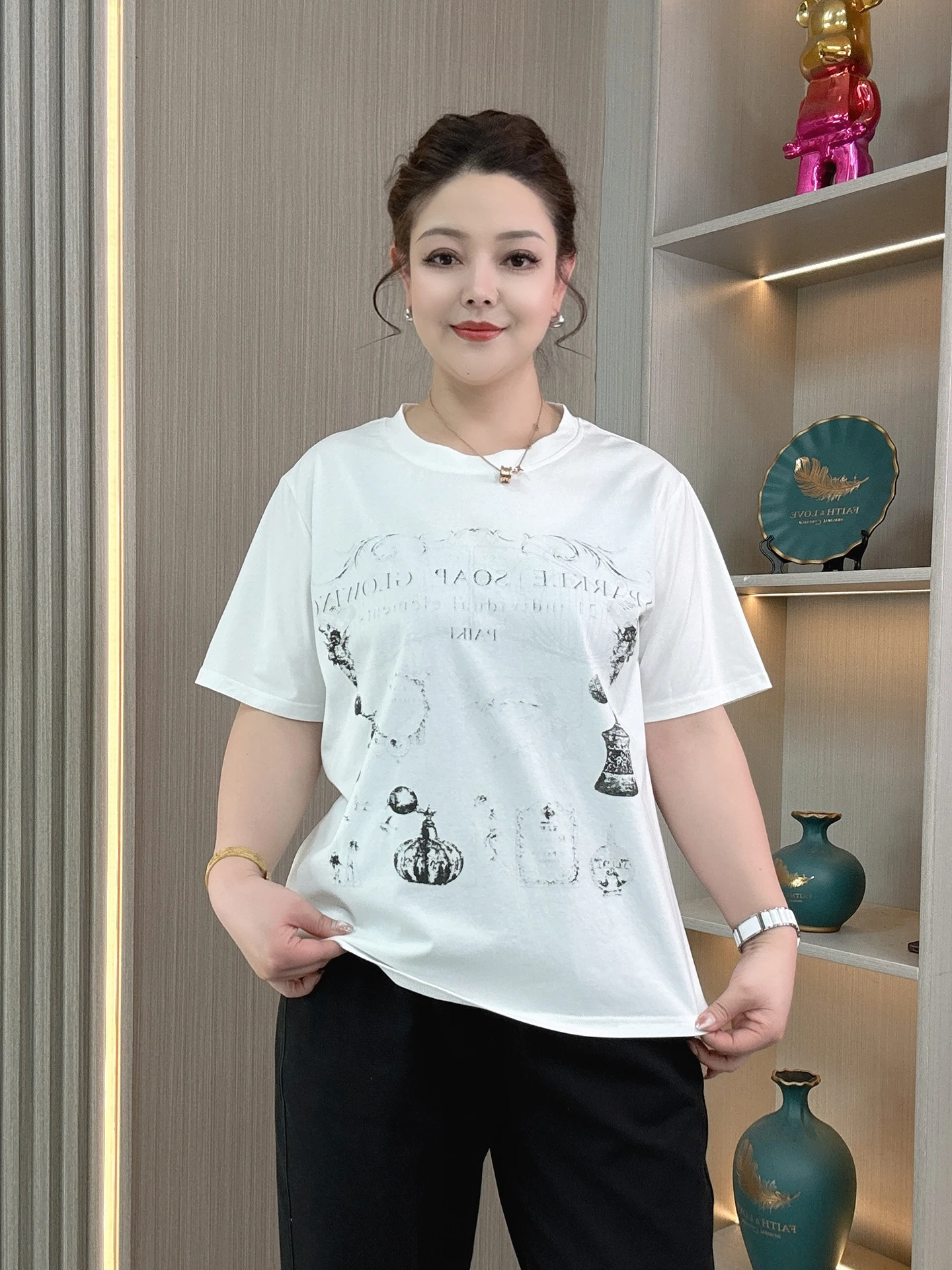 

Женская футболка больших размеров с принтом парфюма, короткий рукав, круглый вырез, свободный крой, повседневный топ, весна-лето, новый стиль, эффект похудения