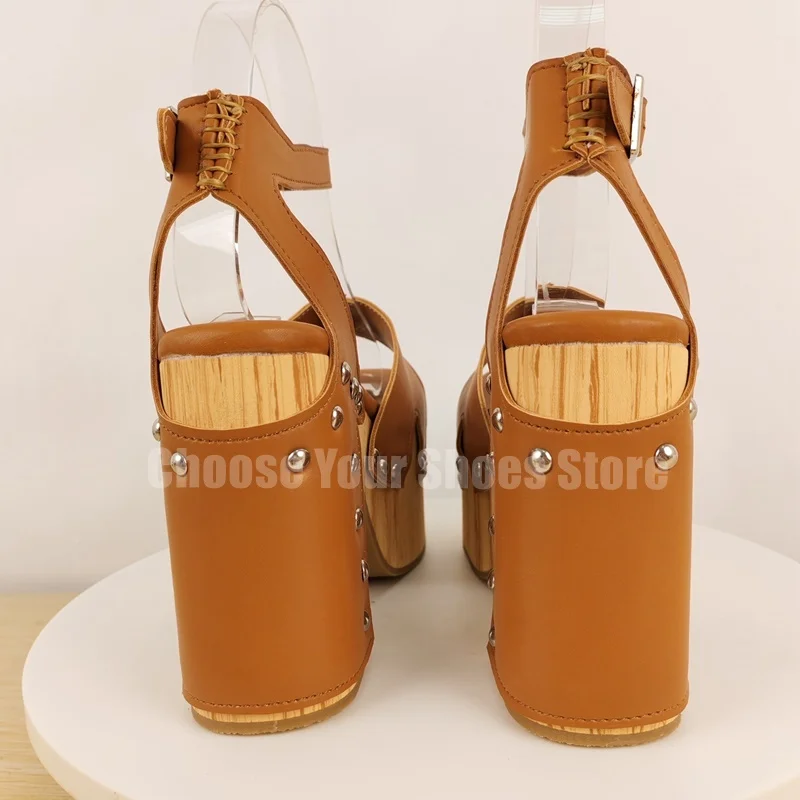 Рисунок 6 - Коричневые босоножки на платформе