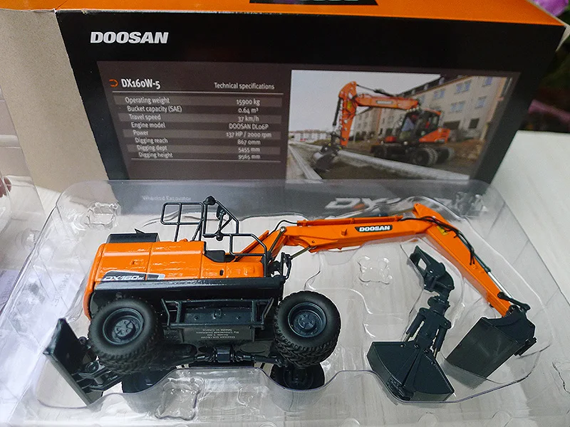 1:50 Doosan DX160W Alloy Excavator Model Gifts Souvenir Toys Gift Boys