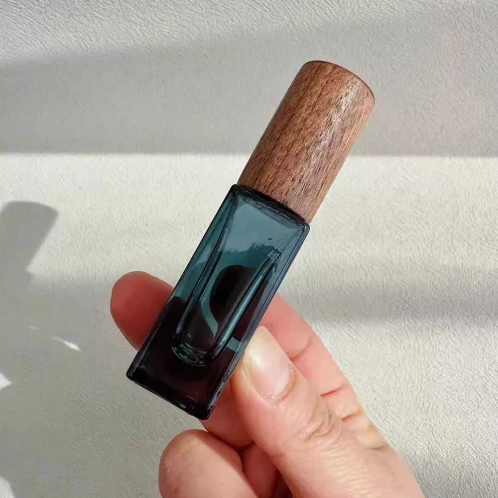 Bouchon en bois rouleau sur bouteille naturel vide rechargeable bouteille de parfum verre rouleau sur bouteilles bloquant la lumière pour huile essentielle quotidienne