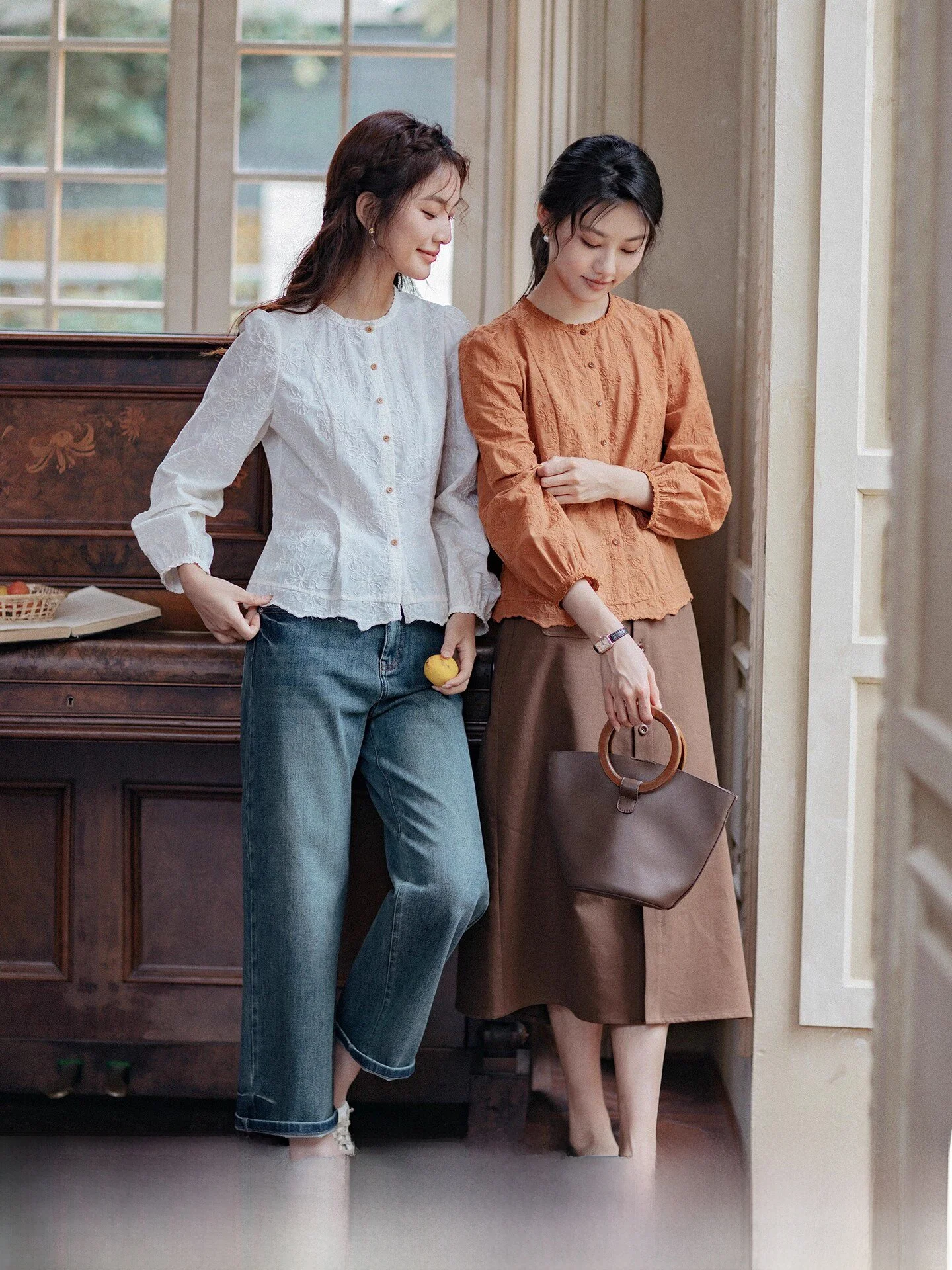 

Красная хлопковая блузка с вышивкой и длинным рукавом, женская, приталенного кроя, весна 2026, новая коллекция, художественный дизайн, для повседневной носки