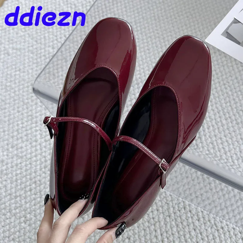 Calzado nuevo, zapatos planos de color rojo vino para mujer, zapatos de diseñador Mary Jane, zapatos planos de mujer con punta redonda a la moda con hebilla poco profunda, zapatos planos para mujer