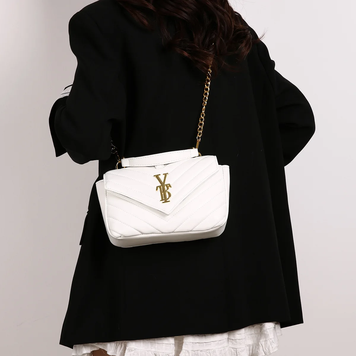 

Минималистичная стеганая сумка через плечо 2025, маленькая квадратная сумка через плечо для женщин, роскошная сумка с вышивкой на цепочке с буквами