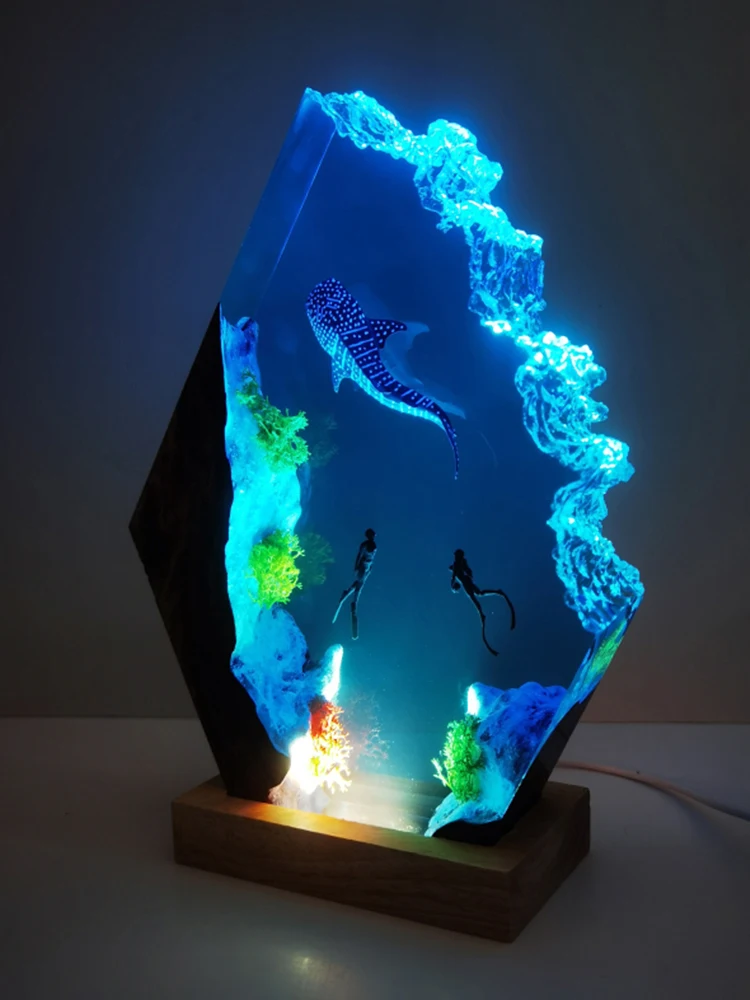 การผจญภัยใต้น้ําเรซิ่น Light Theme Creative ศิลปะ Night Light Craft ตกแต่ง USB โคมไฟตั้งโต๊ะปลาวาฬ Divers พวกเขา