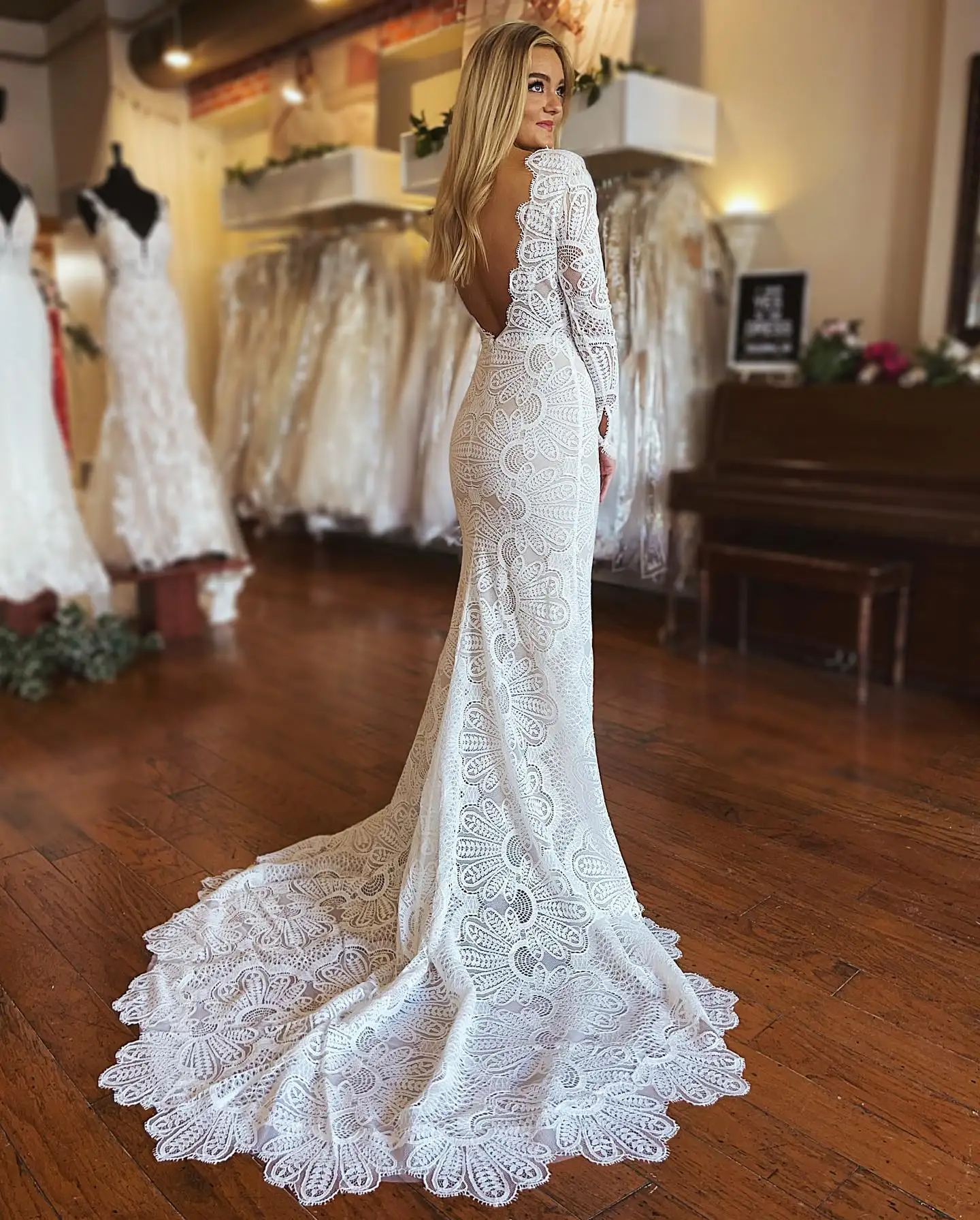 FATAPAESE Boho Full Lace Wedding Dress Deep-V neck Appqulies Bodice with Paddings Long Sleeve Open-back Bride Gown Mermaid Skirt