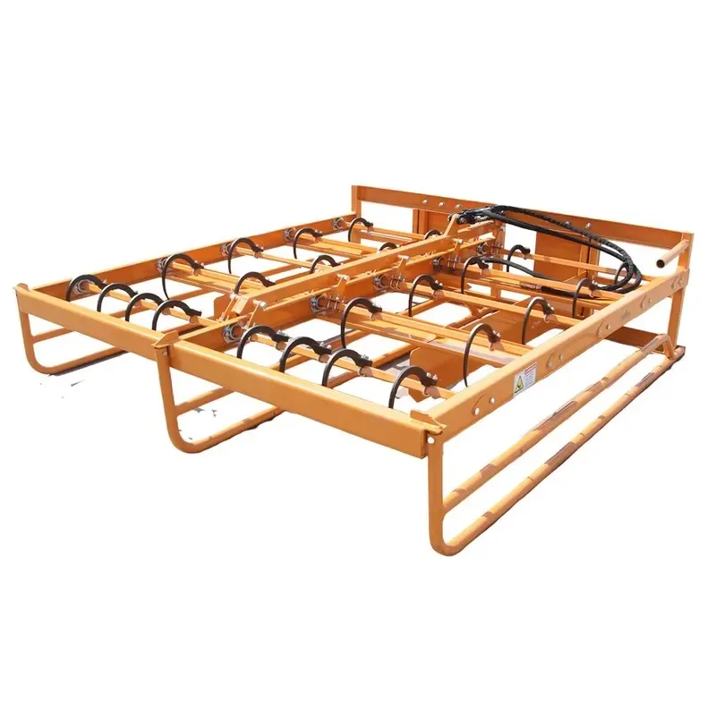 Inexpensive slip-steering hay accumulator for agriculture with a capacity of 8-10 square bales