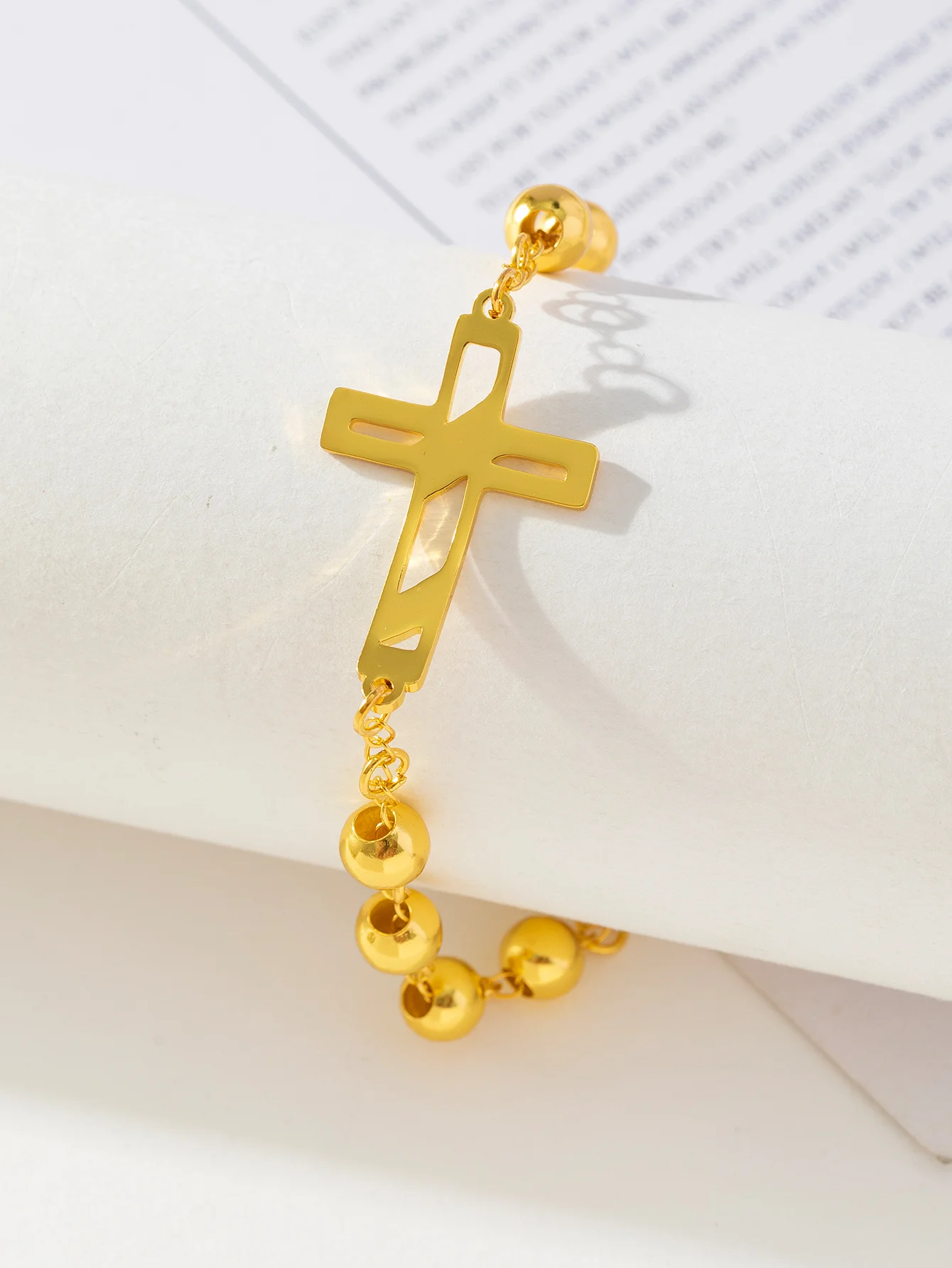 A lightweight golden bead bracelet with a simple and fashionable design, perfect as a gift for family members, suitable for outd