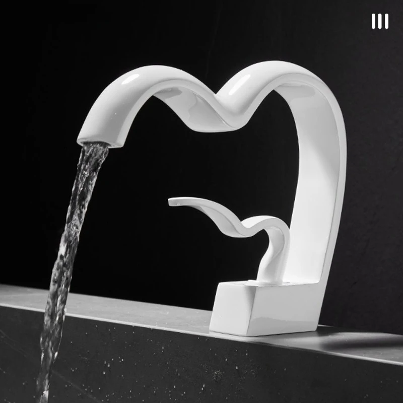 Luxury brass heart-shaped basin faucet bathroom bathroom cabinet under counter basin hot and cold water faucet splash-proof