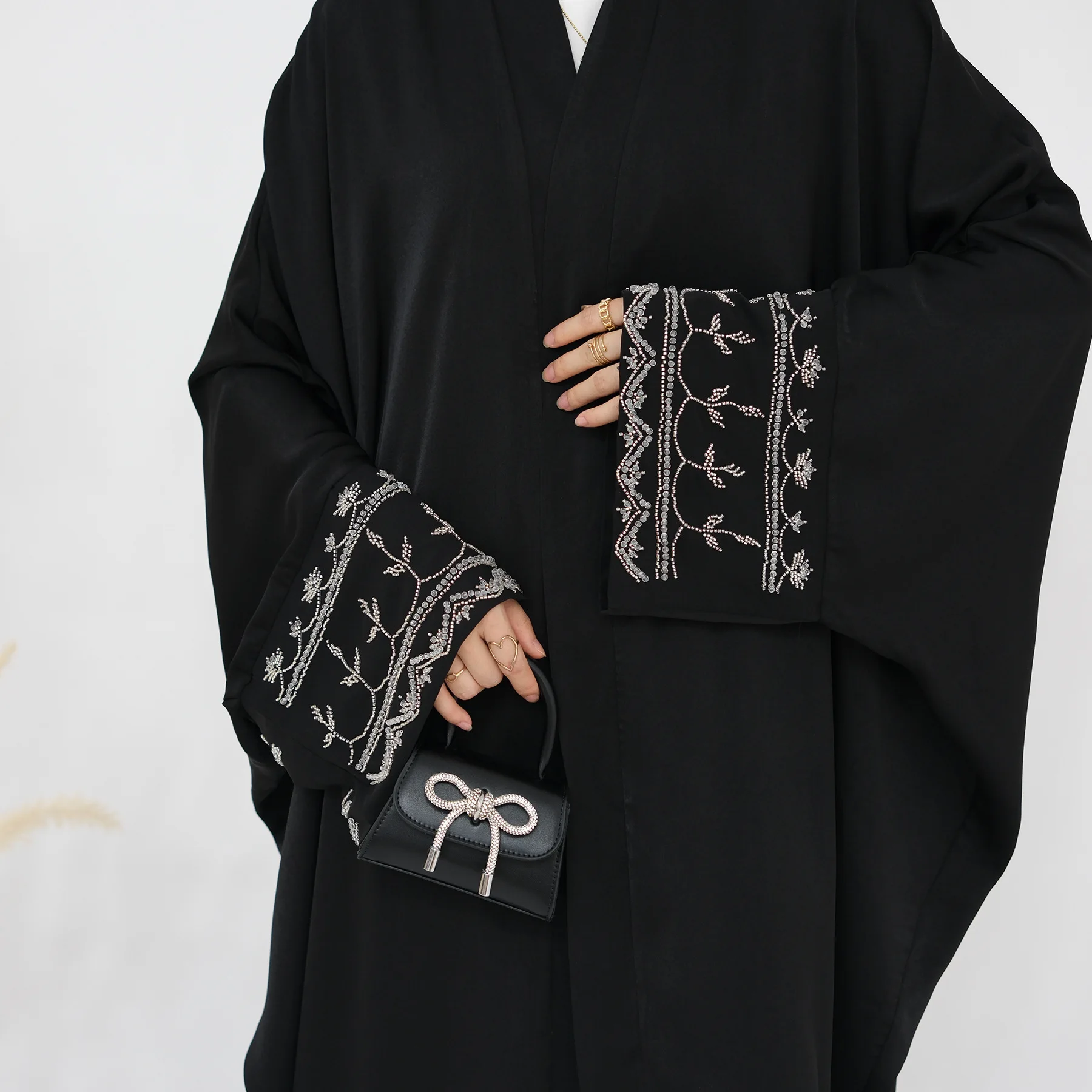 Abaya Dubai di lusso all'ingrosso abiti da donna Abaya aperto sul davanti con ricamo sulla manica abbigliamento islamico