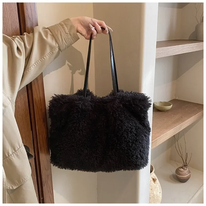 Autumn and Winter Large-capacity Plush Bag New Women's  Fashion Commuter Shoulder  Plush  Tote Bag