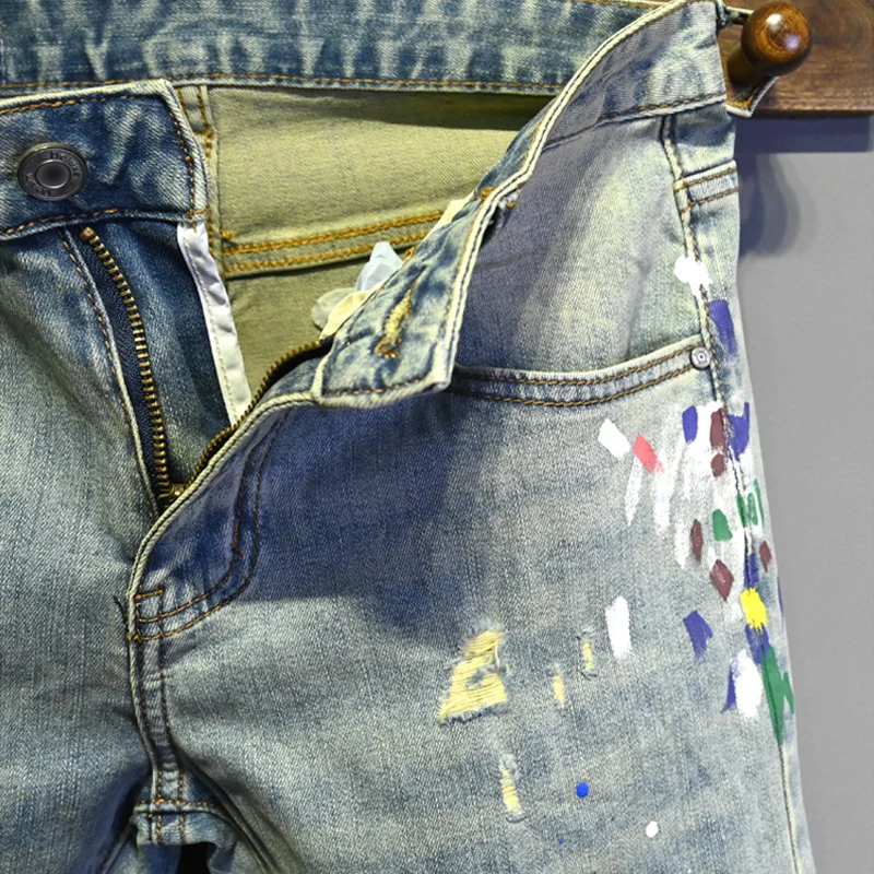 กางเกงยีนส์ผู้ชายสีฟ้าอ่อนรุ่นใหม่ทันสมัย ลายขีดข่วน ล้างน้ำ สไตล์ย้อนยุค ทรงสลิมฟิต ยืดได้ ดีไซน์เนอร์ยีนส์สไตล์เรโทร