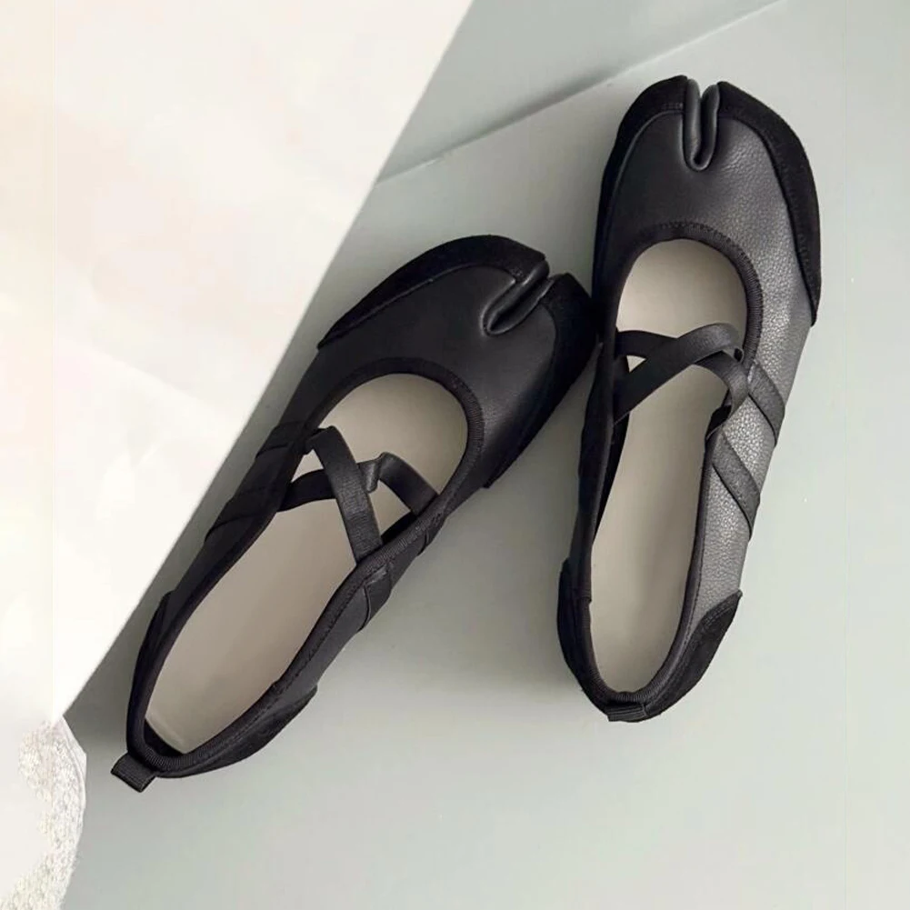 

Women Ballet Flats Split Toe Tabi Shoes Cross Strap Red PU Leather Design Horseshoe Sneakers 2025 Summer Casual Black Shoes