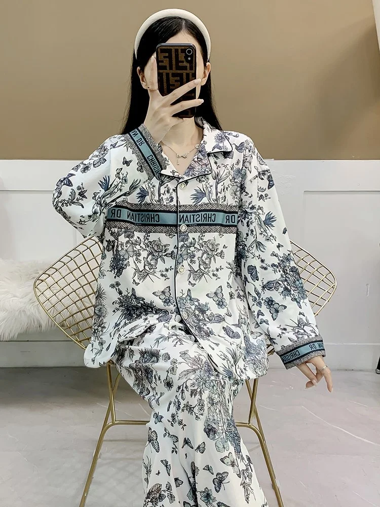 厚みのあるコーラルフリースパジャマ女性の冬暖かい高級感クラインブルーバタフライデザインホーム服セット長袖