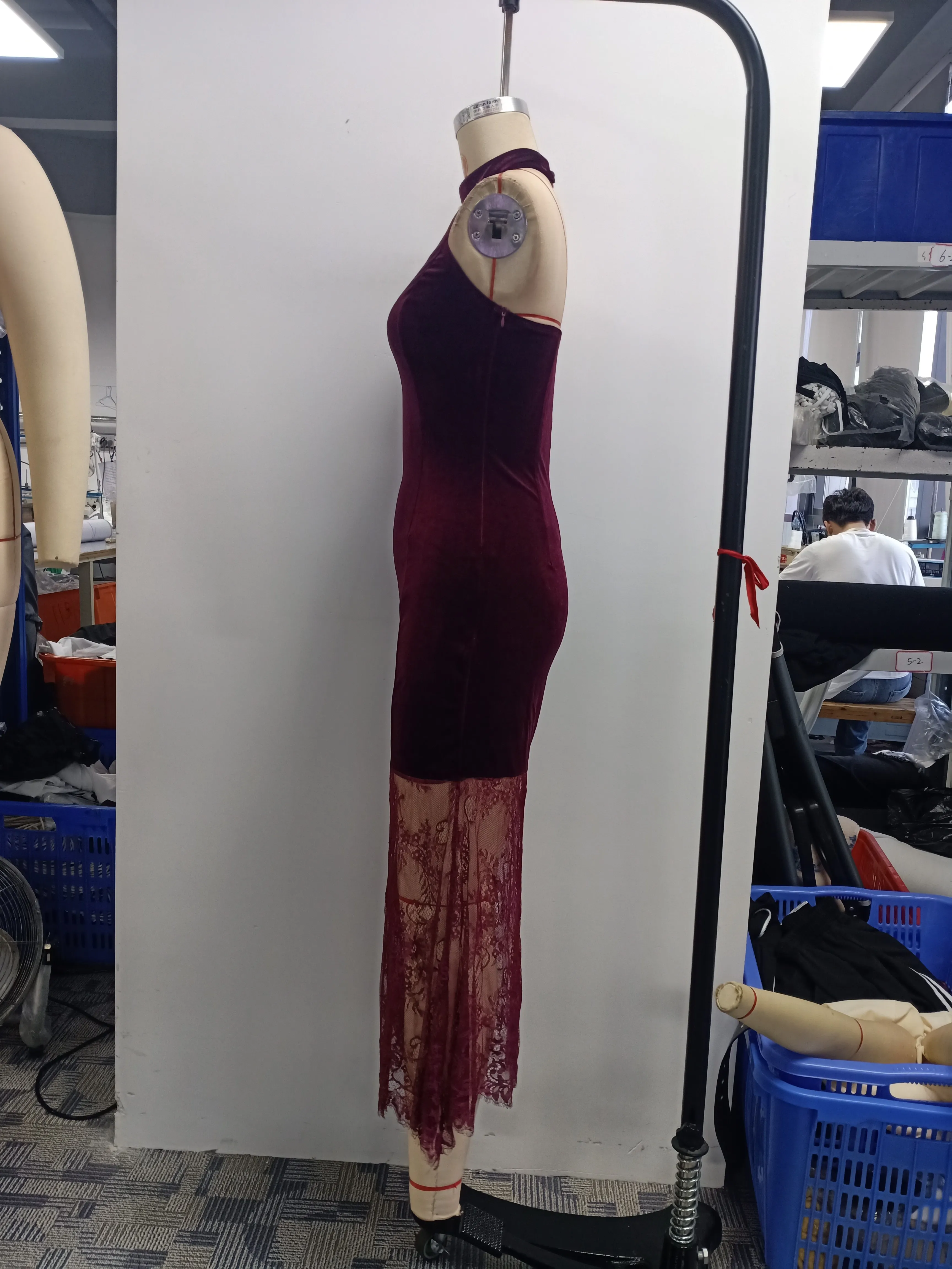 Einfarbiges burgunderrotes Samtkleid, ärmellos, Midi-Länge, hoher Kragen, Neckholder, figurbetont, Spitzen-Meerjungfrauen-Saum, Abendkleid für Cocktailpartys. – Detail 8