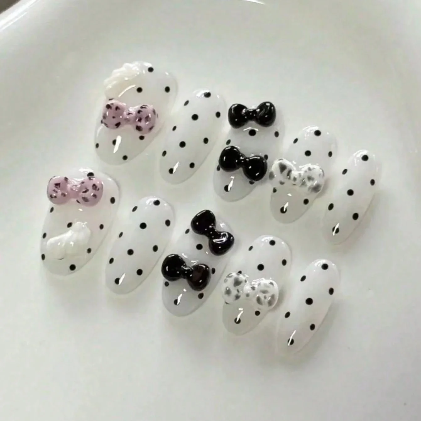 

10 штук овальных накладных ногтей ручной работы, красивые накладные ногти с бантиками в горошек, подходят для женщин.