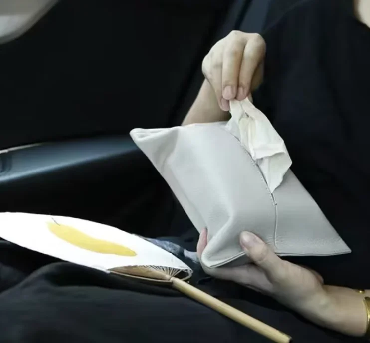 

Trendy Hanging Car Tissue Box Portable Napkin Case Paper Holder for Vehicle