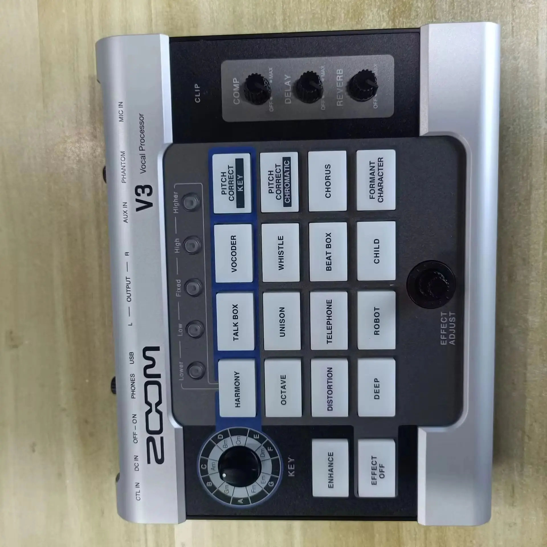 ZOOM V3 Vocal Processor for Streaming & Live Performance with