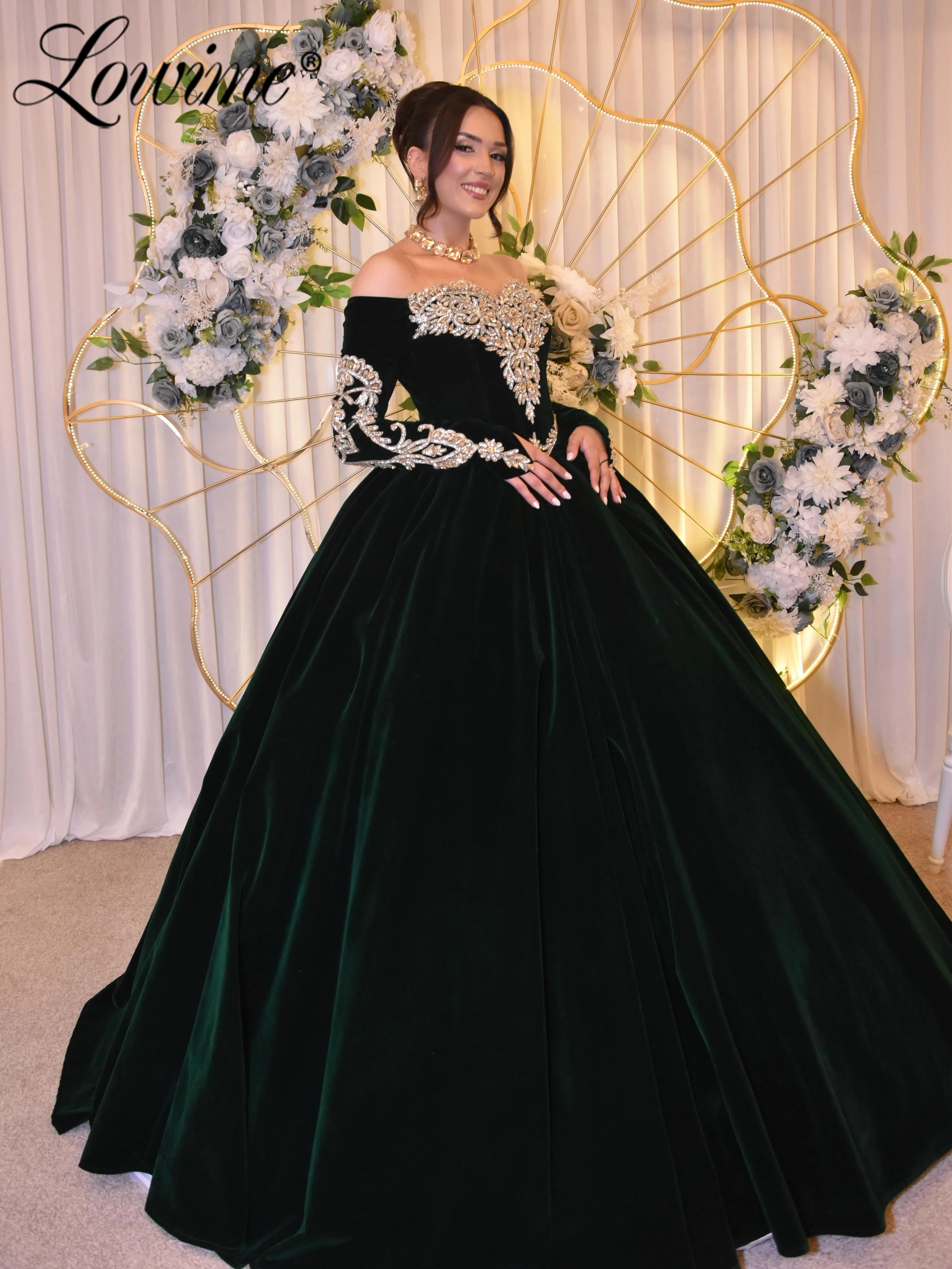

2026 Customized Velvet Princess Quinceanera Dresses Green Off the Shoulder Puffy Prom Party Dress Crystals Elegant Evening Gowns