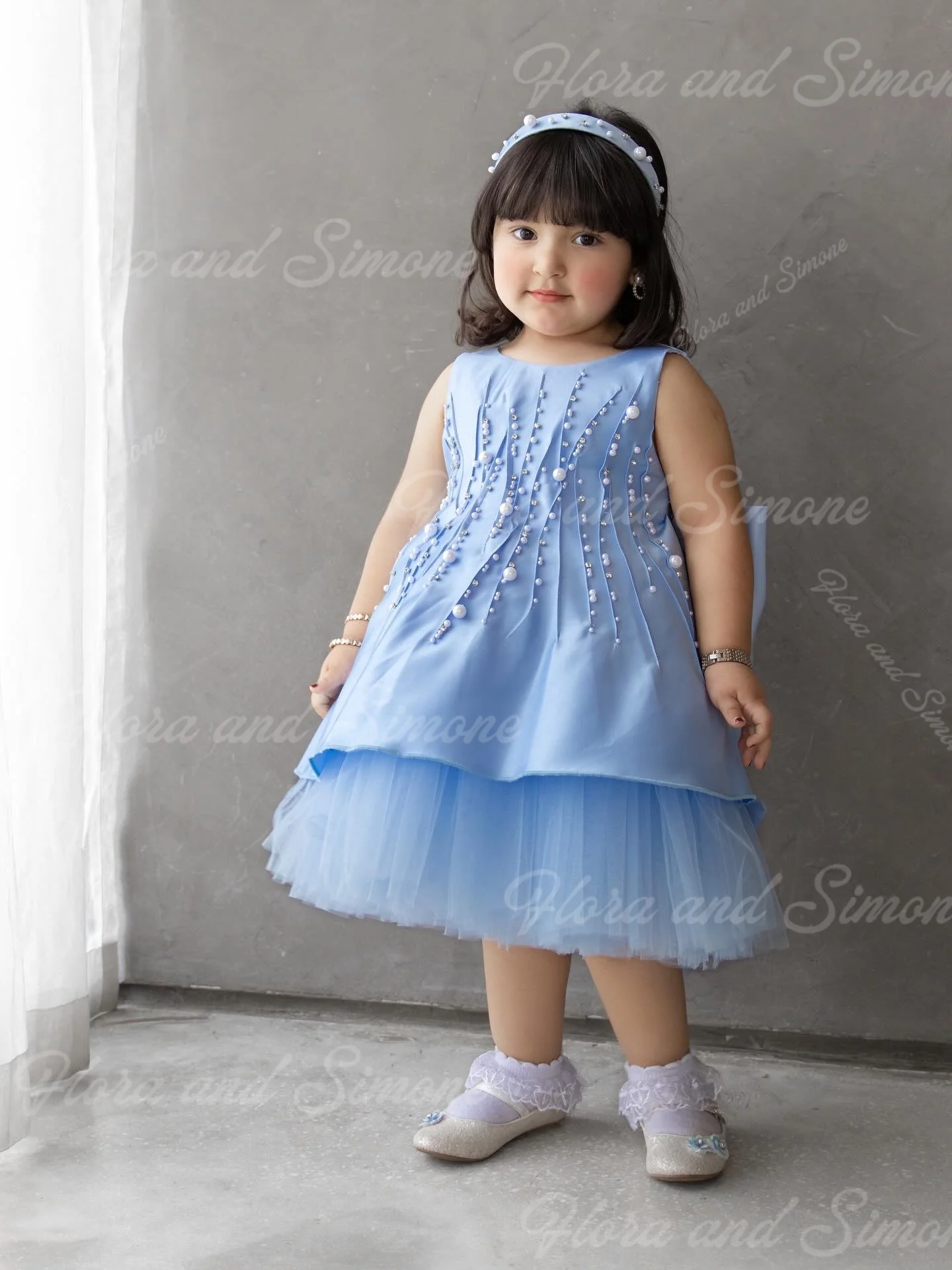 Vestido de niña de flores esponjoso sin mangas elegante de satén azul con lazo de perlas personalizado para fiestas de boda de vacaciones de primera comunión