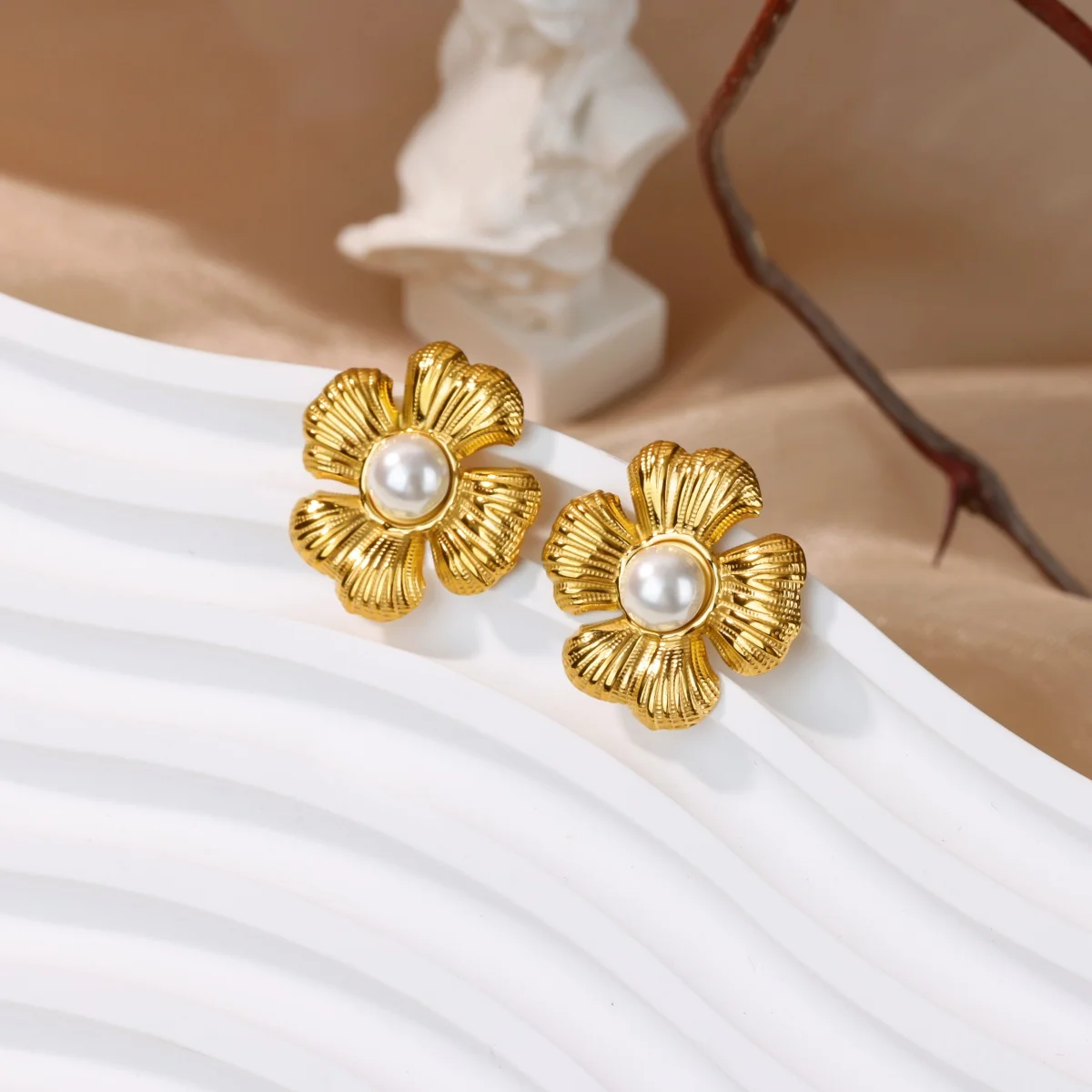 أقراط على شكل فراشة لطيفة للنساء من الفولاذ المقاوم للصدأ بأربعة أقراط على شكل زهرة البرسيم مجوهرات عصرية لحفلات الزفاف مقاومة للماء